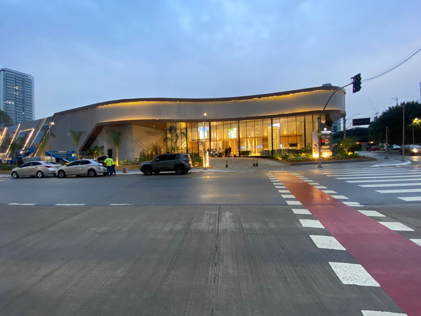 Estande de vendas Lindenberg Alto das Nações visto da rua, ao entardecer