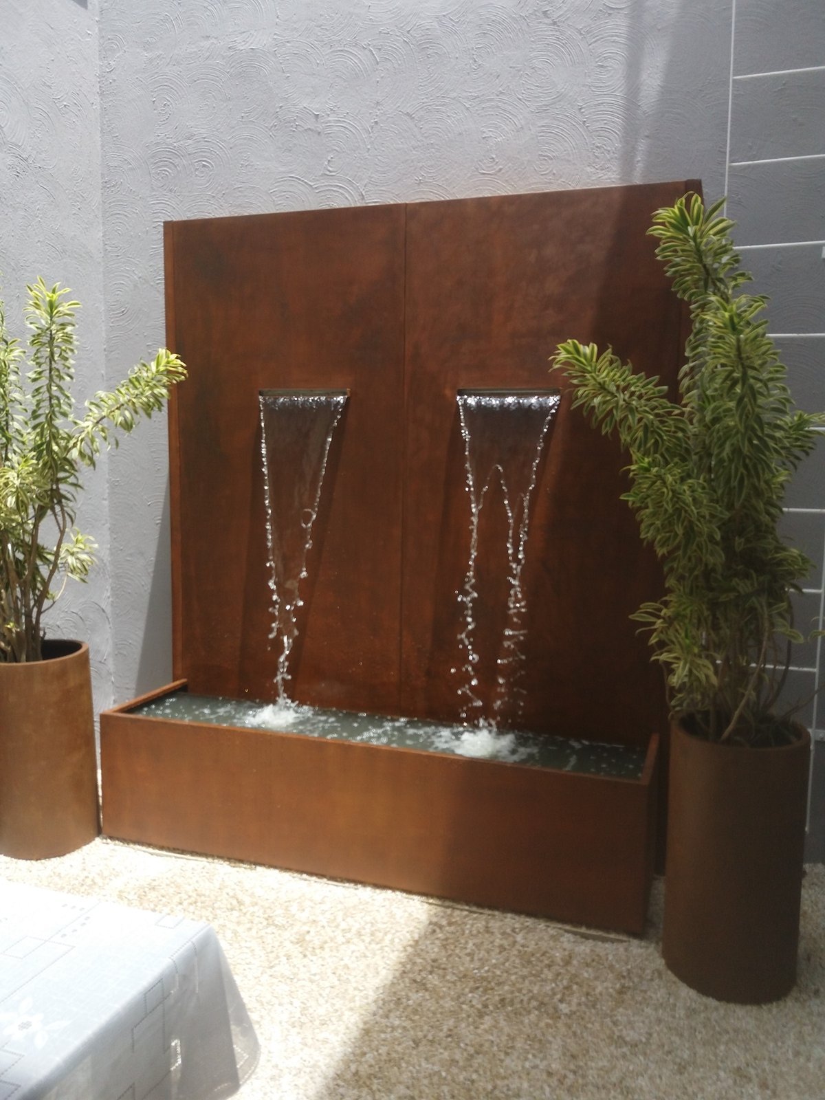 Fonte de parede em aço corten com duas quedas de água