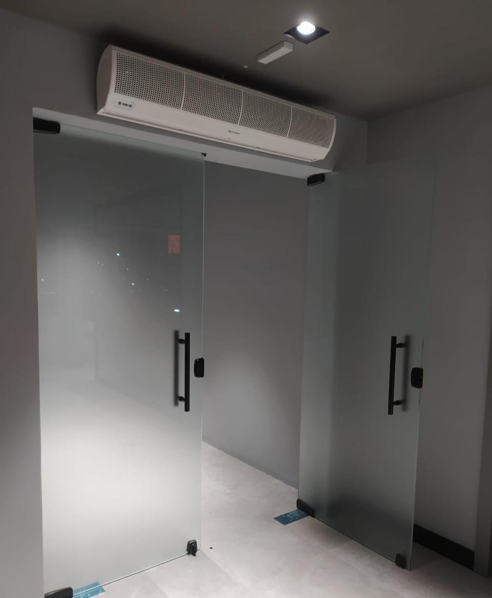 Portas de vidro com puxadores pretos